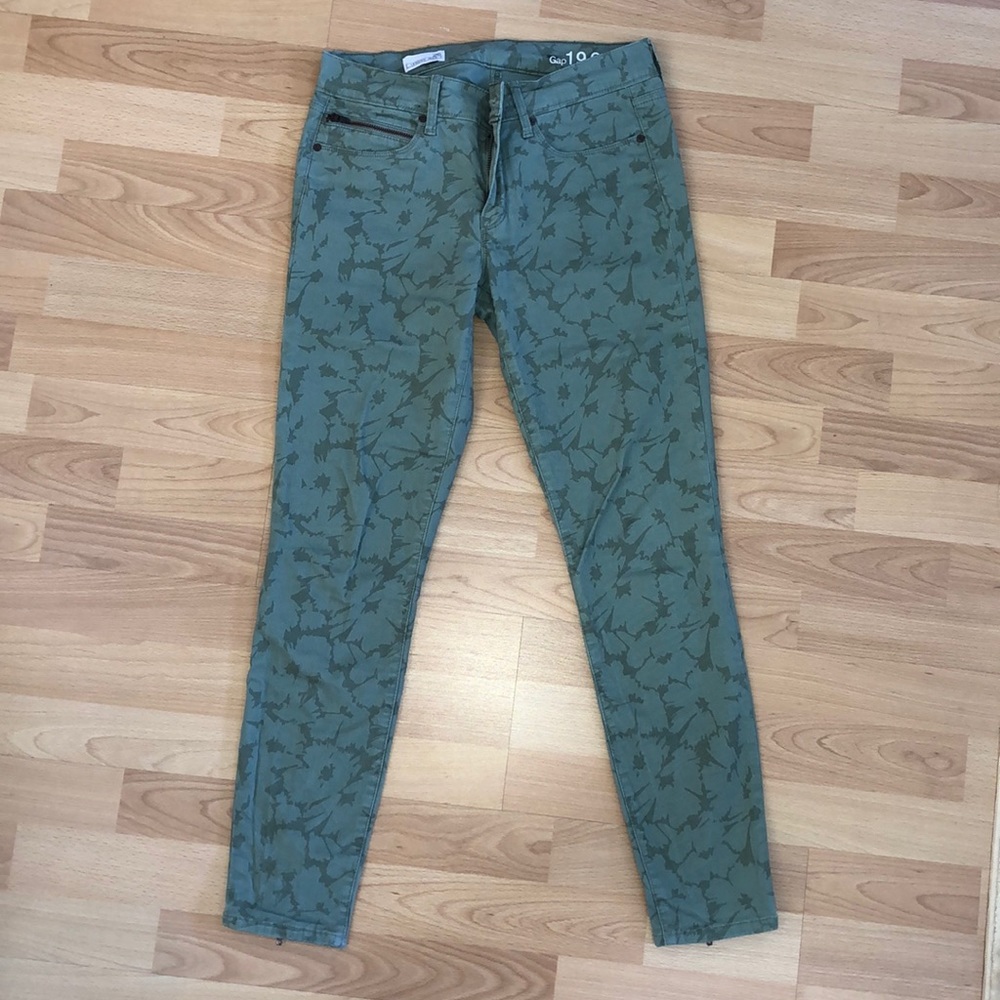LIKE NEW Gap green floral legging jean